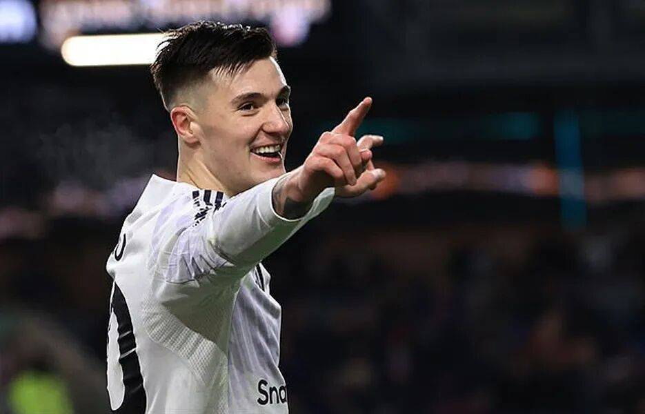 曼联2-2伯恩利继续丢分！弗莱彻激活谢什科还不够，球迷呼唤索帅